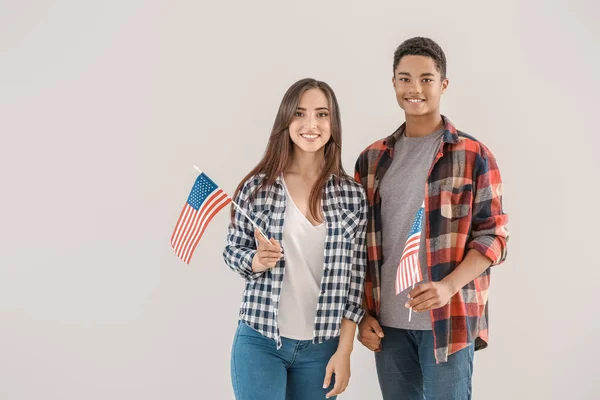 밝은 배경에 미국 국기를 가진 젊은 사람들 — 스톡 사진