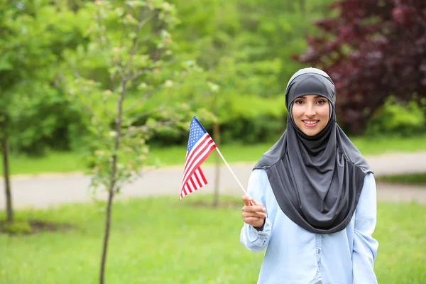 Estudiante musulmana con bandera de Estados Unidos al aire libre — Foto de Stock