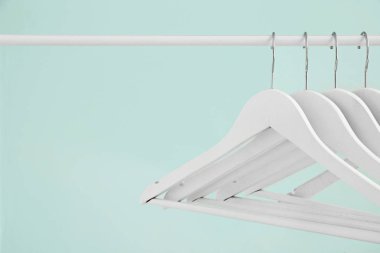 Açık arkaplanda elbise askısı olan raflar