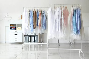 Modern kuru temizlemecinin iç