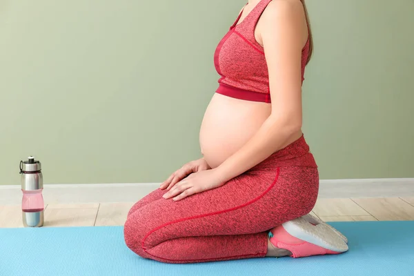 Beautiful pregnant woman in gym — Stock Photo, Image