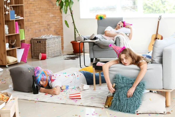 Jóvenes durmiendo después de la fiesta en casa —  Fotos de Stock