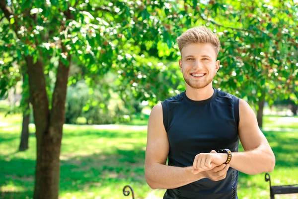 Joven deportivo comprobando su pulso al aire libre —  Fotos de Stock