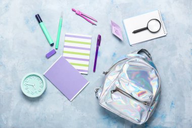 Okul çantası ve ışık arkaplanı kırtasiyesi