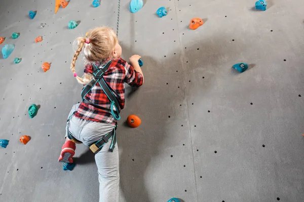 Niña escalando pared en el gimnasio — Foto de Stock