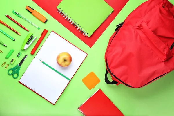 Mochila escolar y papelería sobre fondo de color —  Fotos de Stock