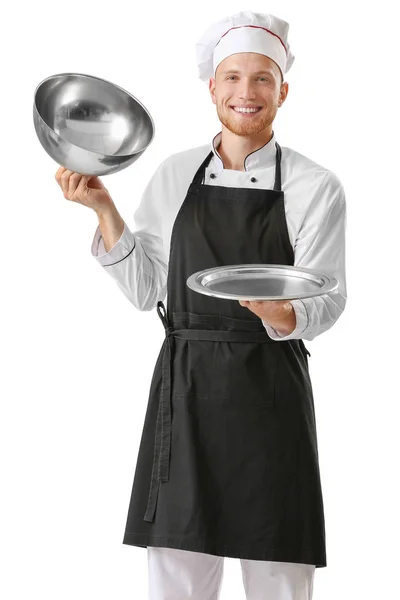 Bonito chef masculino com bandeja e cloche no fundo branco — Fotografia de Stock