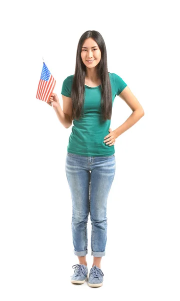 Mujer asiática joven con bandera de EE.UU. sobre fondo blanco — Foto de Stock