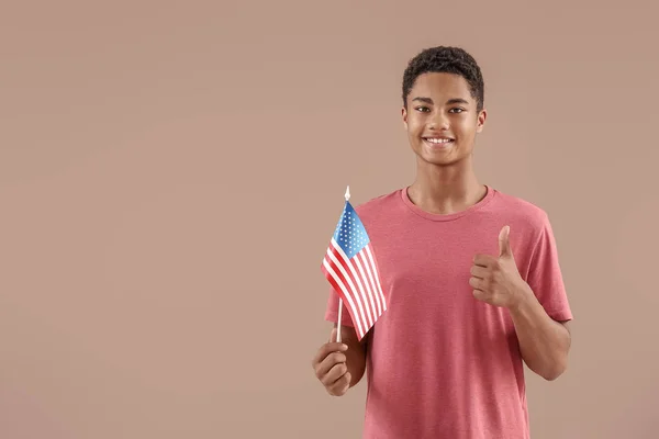 Afro-amerikai tizenéves fiú amerikai zászló színes háttér — Stock Fotó