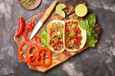 Grunge arka planda lezzetli taze tacos ile Kompozisyon