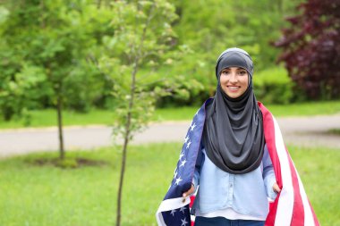 Abd bayrağı açık havada kadın Müslüman öğrenci