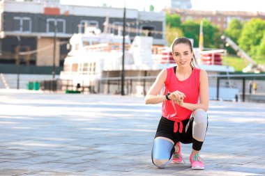Sportif genç kadın kontrol onu nabız açık havada