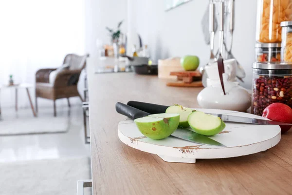 モダンなキッチンで切りんご付きボード — ストック写真