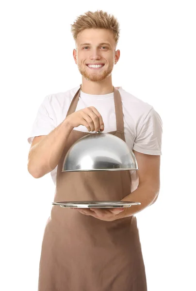 Guapo chef masculino con bandeja y cloche sobre fondo blanco — Foto de Stock