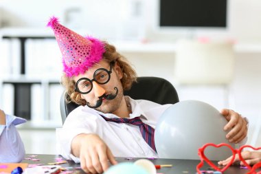 Ofiste partiden sonra sarhoş adam