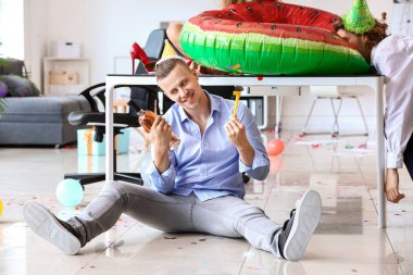 Ofiste partide sarhoş adam