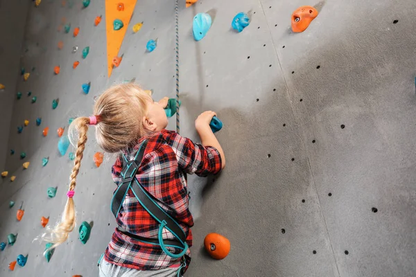 Petite fille mur d'escalade dans la salle de gym — Photo