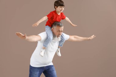 Renkli arka plan üzerinde Büyükbaba ile komik küçük çocuk