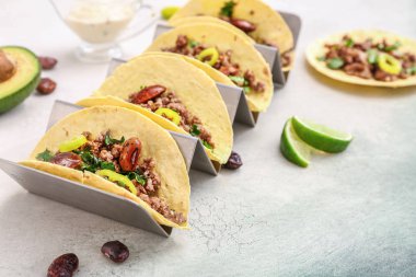 Hafif arka planda lezzetli taze tacos ile stand