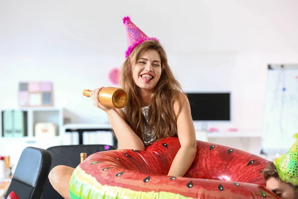 Dronken vrouw op feest in kantoor — Stockfoto