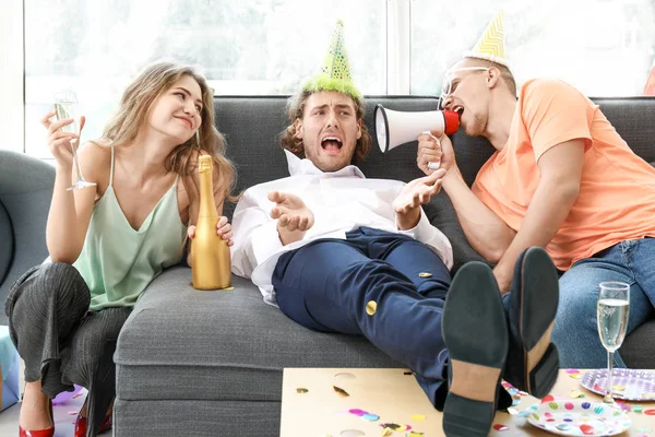 Jonge man met megafoon spelen prank met zijn vriend na partij — Stockfoto