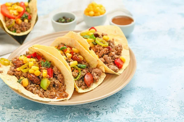 Tallrik med läckra fräscha tacos på bordet — Stockfoto