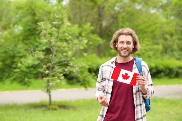 Étudiant masculin avec drapeau canadien à l'extérieur — Photo