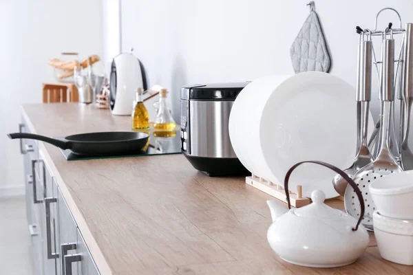 Diferentes utensílios e utensílios de mesa na cozinha moderna — Fotografia de Stock