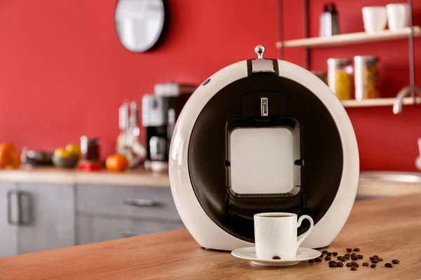 Modern kávéfőző csészét asztalra a konyhában — Stock Fotó