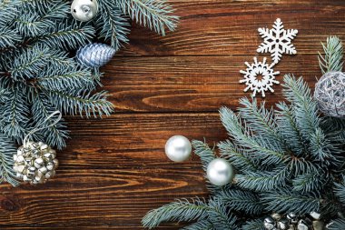 Ahşap arka plan üzerinde Noel dekor ile Köknar dalları
