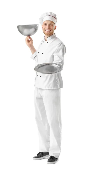 Bonito chef masculino com bandeja e cloche no fundo branco — Fotografia de Stock