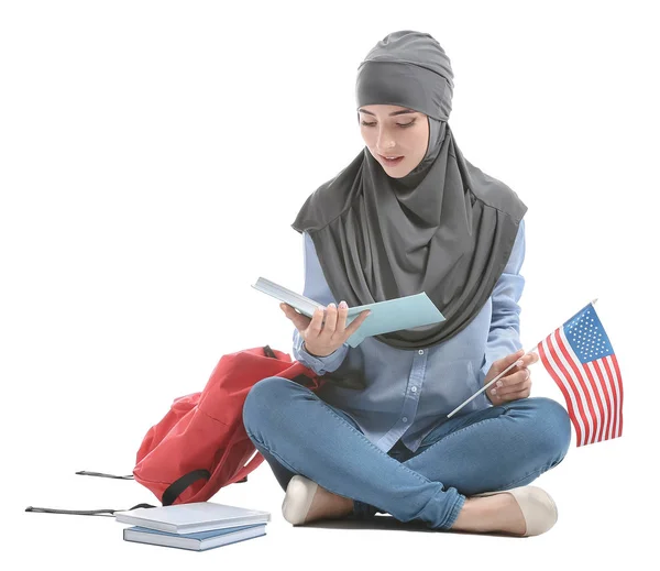 年轻的穆斯林学生与乌萨国旗在白色背景 — 图库照片