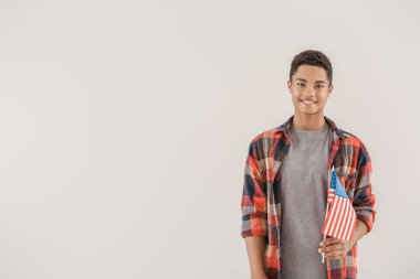 Işık arka planda Abd bayrağı ile Afrikalı-Amerikalı genç çocuk