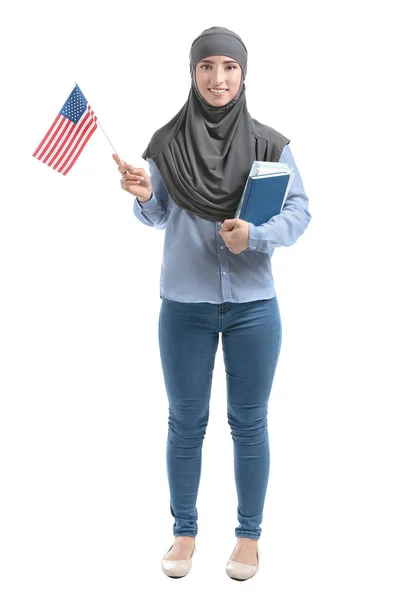 Joven estudiante musulmán con bandera de Estados Unidos sobre fondo blanco — Foto de Stock