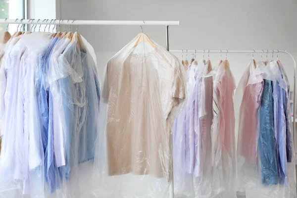 Racks met kleding in modern Dry-Cleaner — Stockfoto