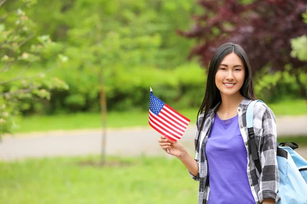 Estudante asiático com bandeira dos EUA ao ar livre — Fotografia de Stock