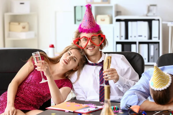 Borrachos después de la fiesta en la oficina —  Fotos de Stock