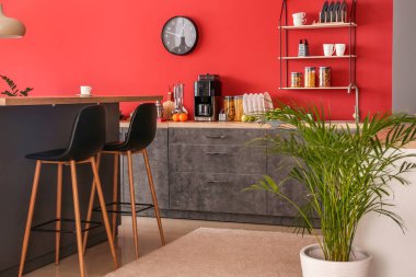 Modern mutfağın iç mimarisi.