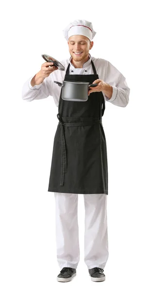 Pohledný mužský kuchař s polévkou na bílém pozadí — Stock fotografie