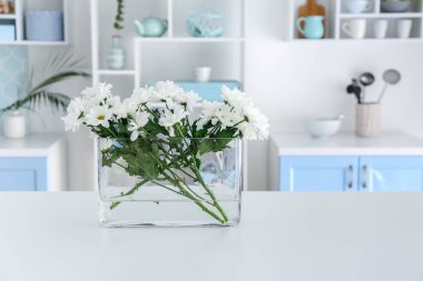 Modern mutfakta masada çiçekli vazo