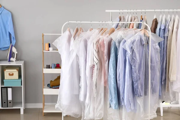 Rack com roupas na moderna lavandaria a seco — Fotografia de Stock