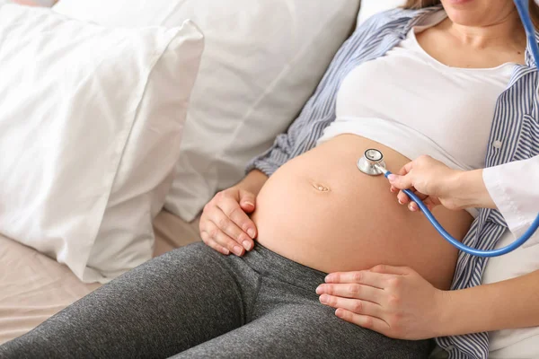 Dokter onderzoekt zwangere vrouw in kliniek — Stockfoto