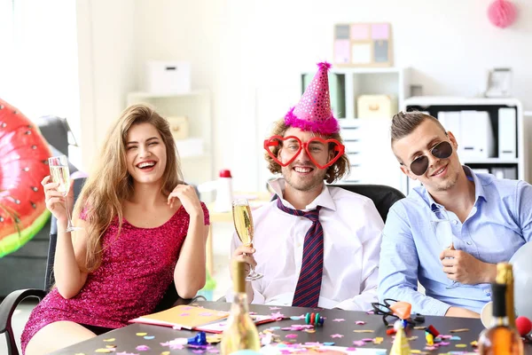 Berusade människor efter fest på kontoret — Stockfoto