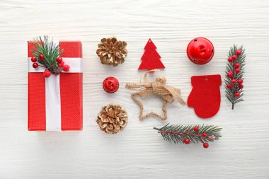 Beyaz ahşap arka plan üzerinde Noel dekorlu hediye kutusu