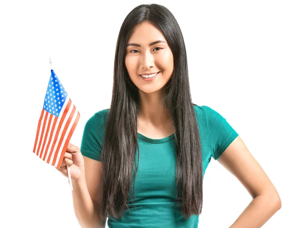 Mujer asiática joven con bandera de EE.UU. sobre fondo blanco — Foto de Stock