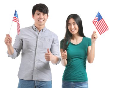 Beyaz arka planda ABD bayrakları olan Asyalı öğrenciler