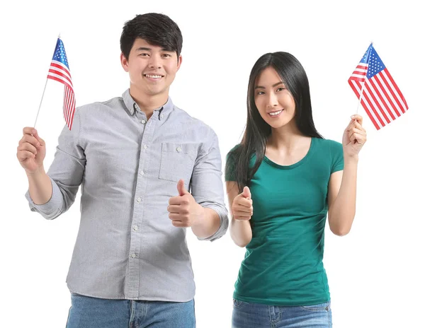 Estudantes asiáticos com bandeiras dos EUA em fundo branco — Fotografia de Stock