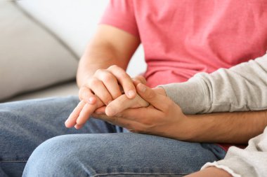 Evde torunu ile kıdemli kadın, closeup