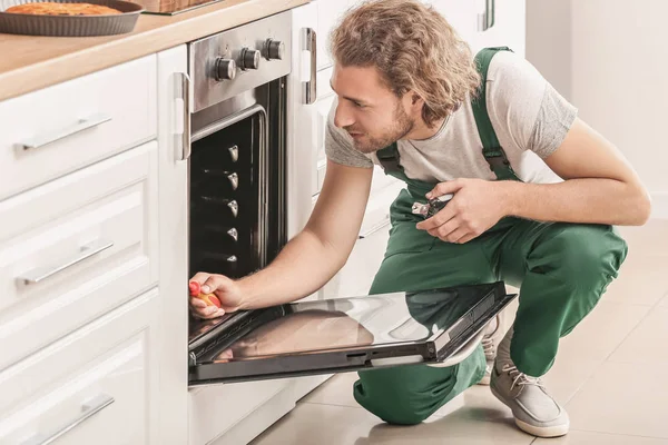 주방에서 오븐을 수리하는 일꾼 — 스톡 사진