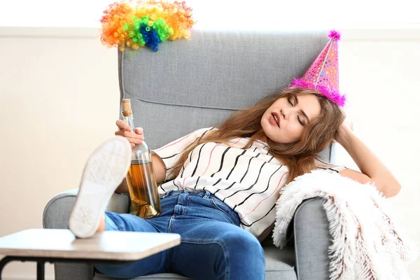 Jonge vrouw slapen na feest thuis — Stockfoto